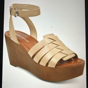 Marc Fisher Pasty Wedge Size 8 Sandal